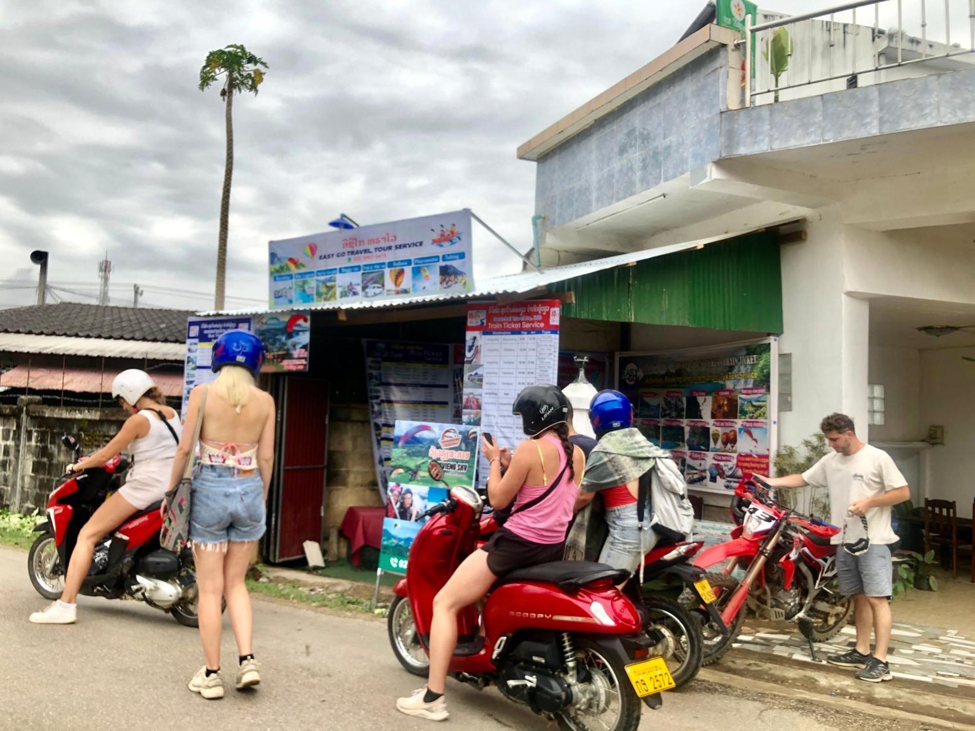 Easy Go Backpacker Hostel Vang Vieng Exterior photo